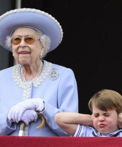 Создать мем: джин королевы елизаветы, елизавета 2 английская королева, ребенок