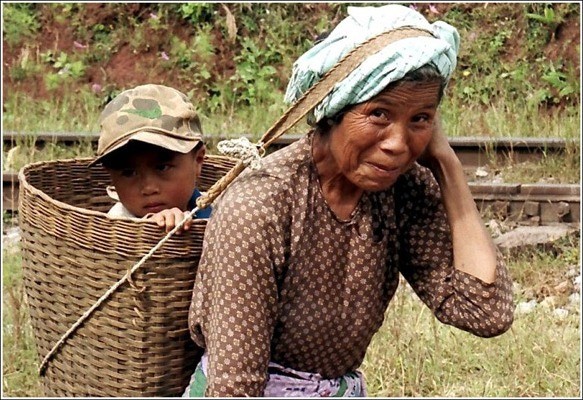 Создать мем: женщина с корзиной на голове, жители вьетнама, женщина