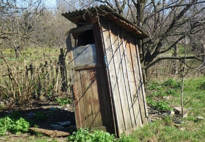 Создать мем: туалет старый, открытый деревенский туалет, деревенский уличный туалет