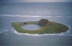 Create meme: Robert Smithson broken circle, house by the sea meme, fun with a swimming pool in the country