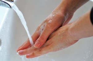 Создать мем: человек моет руки, руки с мылом, мытье рук с мылом