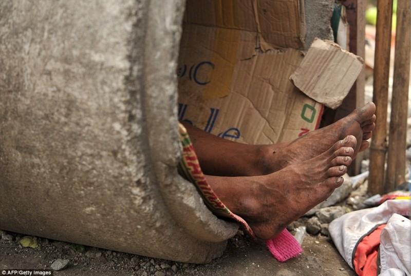 Создать мем: ноги, homeless man, poverty in the philippines