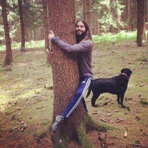 Create meme: Jared Leto and oak, Jared Leto hugging a tree photo, Jared Leto photo with the tree