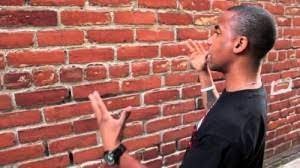 Создать мем: человек, негр говорит со стеной, разговор со стеной