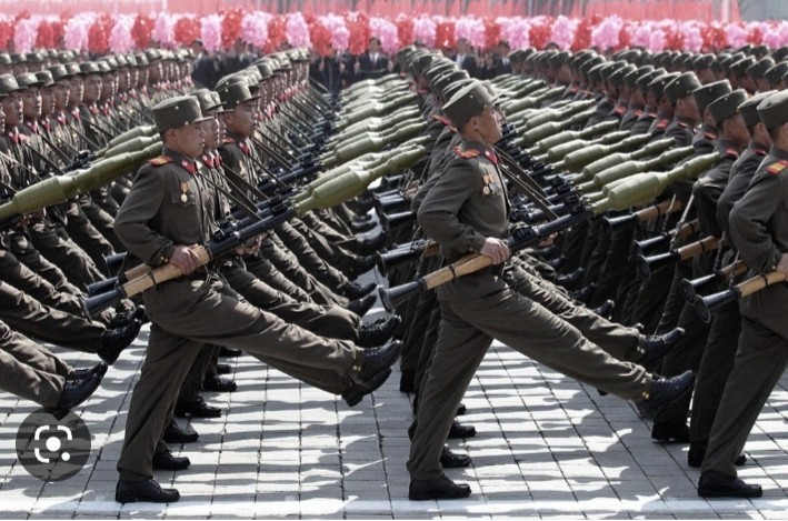Создать мем: парад северной кореи женщины маршируют, кндр армия, корейская армия
