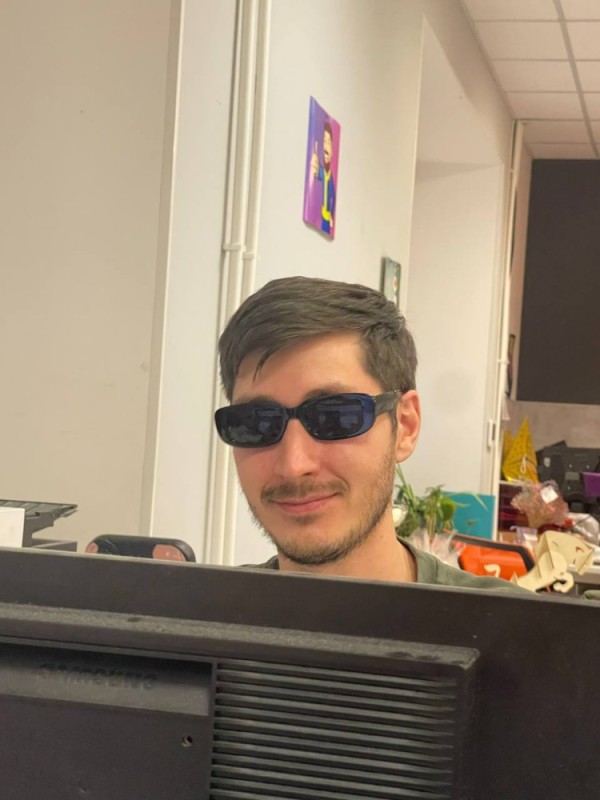 Создать мем: модные мужские солнцезащитные очки, парень, свободный мужчина