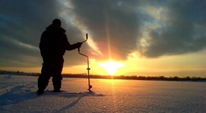 Создать мем: рыбак на зимней рыбалке, утро на зимней рыбалке, рыбалка зимой