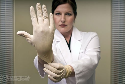 Создать мем: медсестра надевает перчатки, врач в перчатках женщина, страшный гинеколог