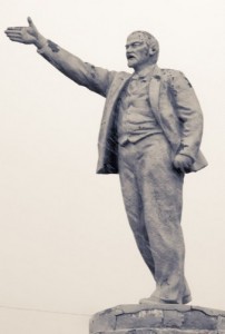 Создать мем: памятник ленину в тольятти, ленин с вытянутой рукой, памятник ленину в волгограде