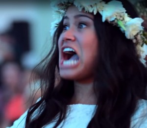 Создать мем: женщина, девушка, свадьба в новой зеландии танец хака