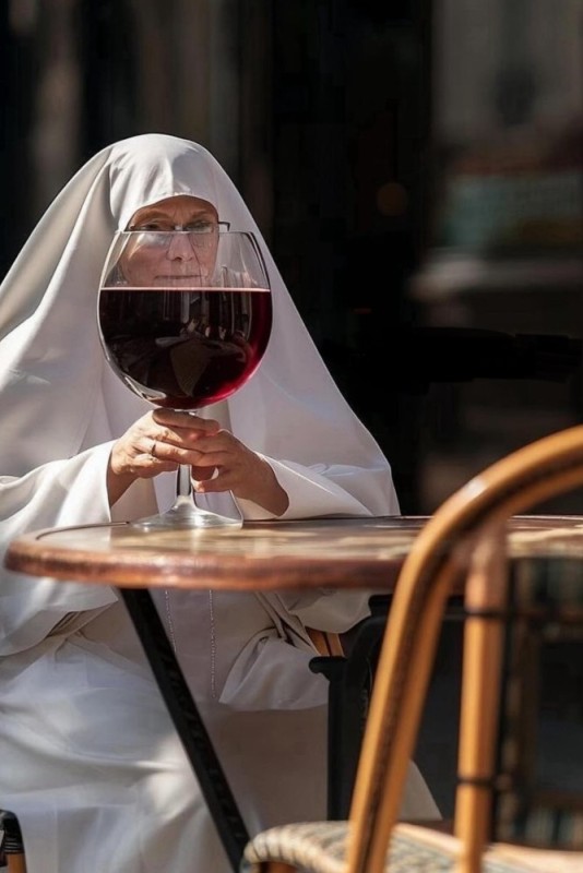 Создать мем: католическая монахиня, монашка с бокалом, бутылка