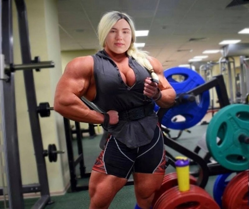 Create meme: bodybuilder natalia kuznetsova, bodybuilder natalia trukhina, natalia kuznetsova bazooka woman