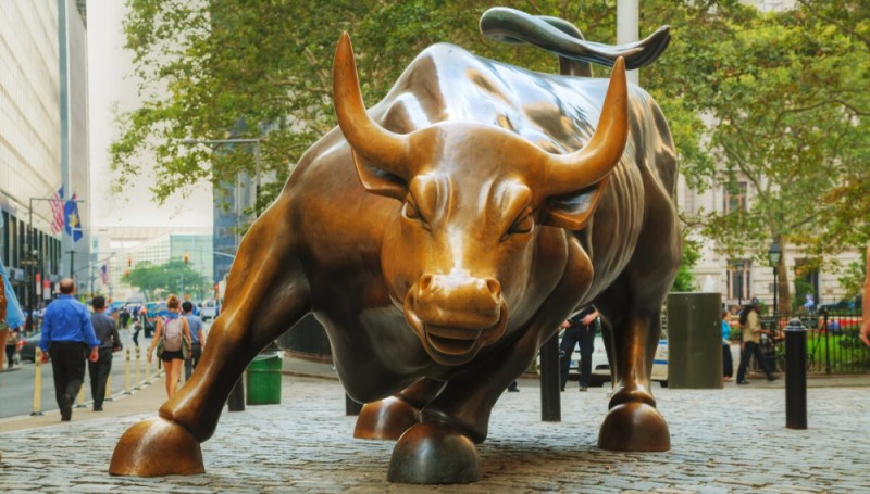 Создать мем: статуя быка в нью йорке, бык, золотой телец на уолл стрит