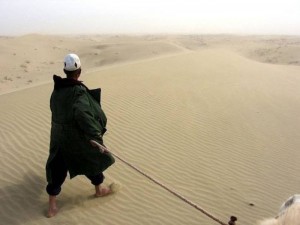 Создать мем: паломник в пустыне, песок пустыни, ветры пустыни