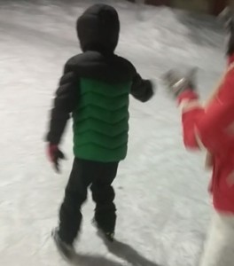 Создать мем: каток, дети катаются на коньках, катание на коньках