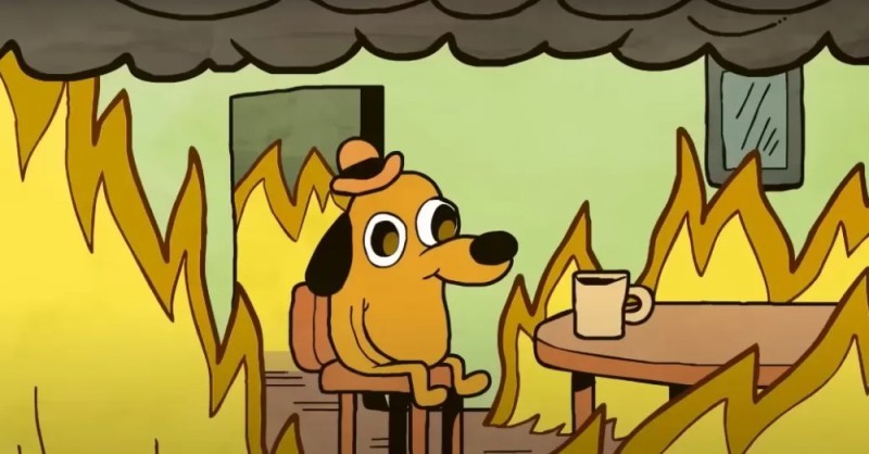 Создать мем: собачка в горящем доме, собака в пожаре мем, мем с собакой в огне