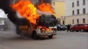 Создать мем: автобус 410 отправляется в ад, горящий автомобиль, горит машина