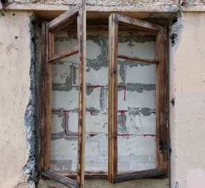 Создать мем: заколоченные окна, старые железные окна, старое окно