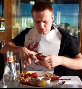 Создать мем: Алексей Навальный, навальный ест лобстеров, мужчина