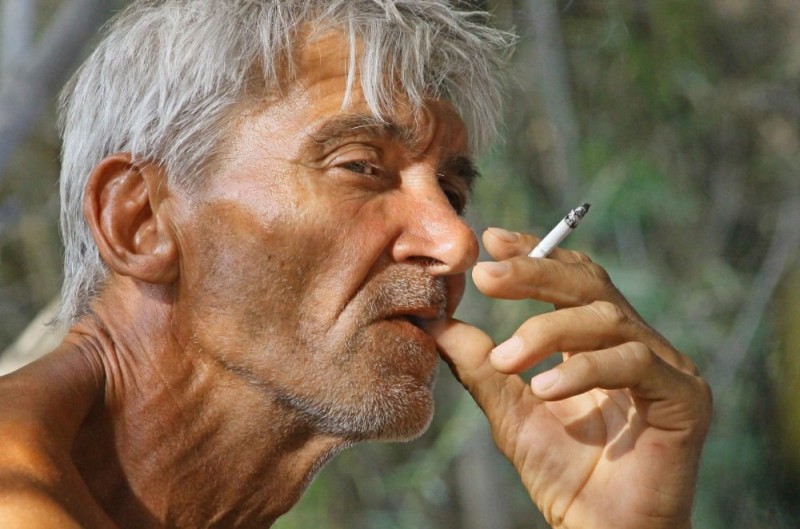 Создать мем: дедушка горького, портрет вова дубков, с сигаретой