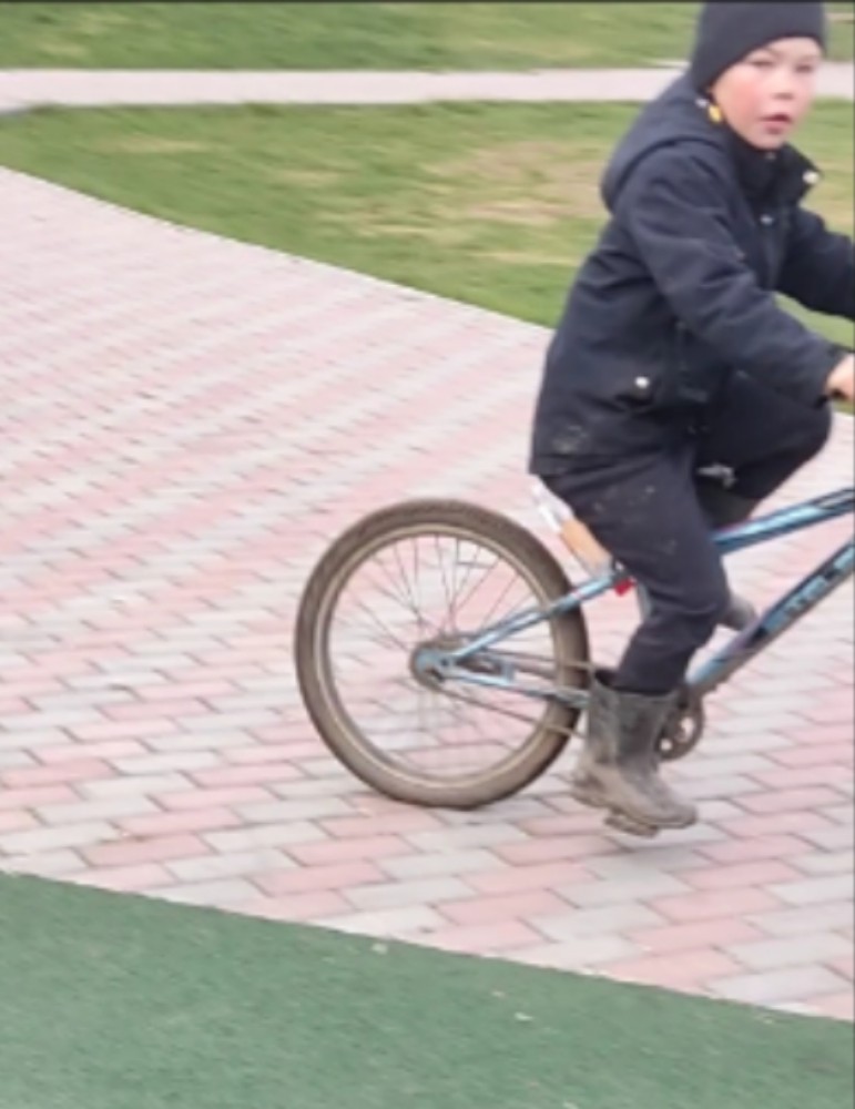 Создать мем: мальчик, банихоп на велосипеде, bmx трюки
