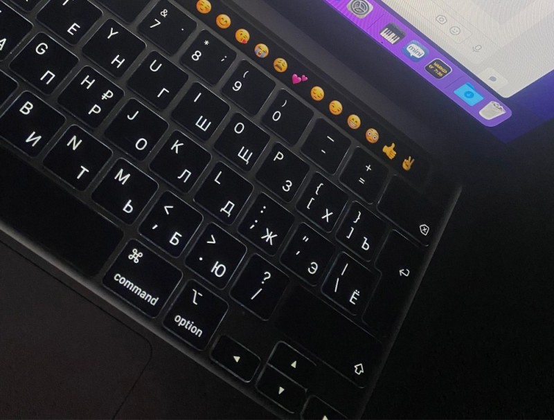 Создать мем: ноутбук новый, клавиатура ноутбука, macbook pro 2021 touchbar