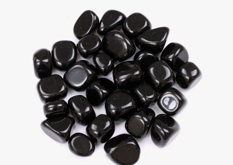 Создать мем: камень черный оникс, черный гагат камень, обсидиан черный камень галтовка