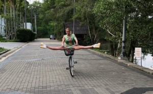 Создать мем: тайцы, настя волочкова, балерина на велосипеде