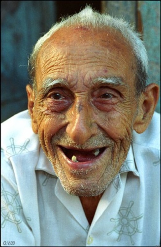 Создать мем: дед с одним зубом, смешные старики, смеющийся старик