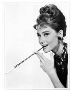 Создать мем: издательство одри, audrey hepburn smoking, бриллиант тиффани на одри хепберн