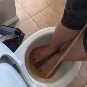 Создать мем: мытье ног, парить ноги, туалет