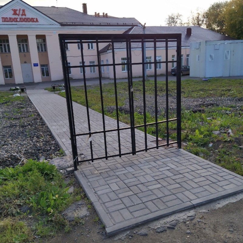 Create meme: gates without a fence, scud on the gate gate, gate gate