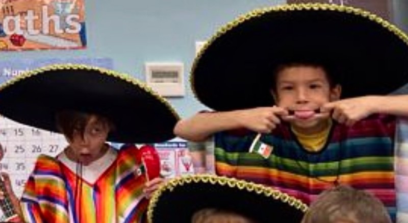 Создать мем: шляпа сомбреро, мексиканская вечеринка для детей, сомбреро