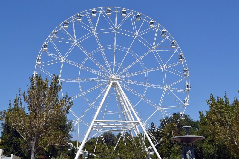 Создать мем: парк баку колесо обозрения, колесо обозрения 65 метров, колесо обозрения ростов