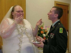 Создать мем: смешные свадебные пары, смешные пары, свадьба толстая невеста и худой жених
