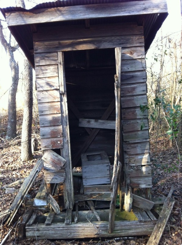 Создать мем: деревянный деревенский туалет, туалет старый, темнота