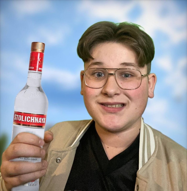 Создать мем: русский водка, бутылка водки, водка столичная