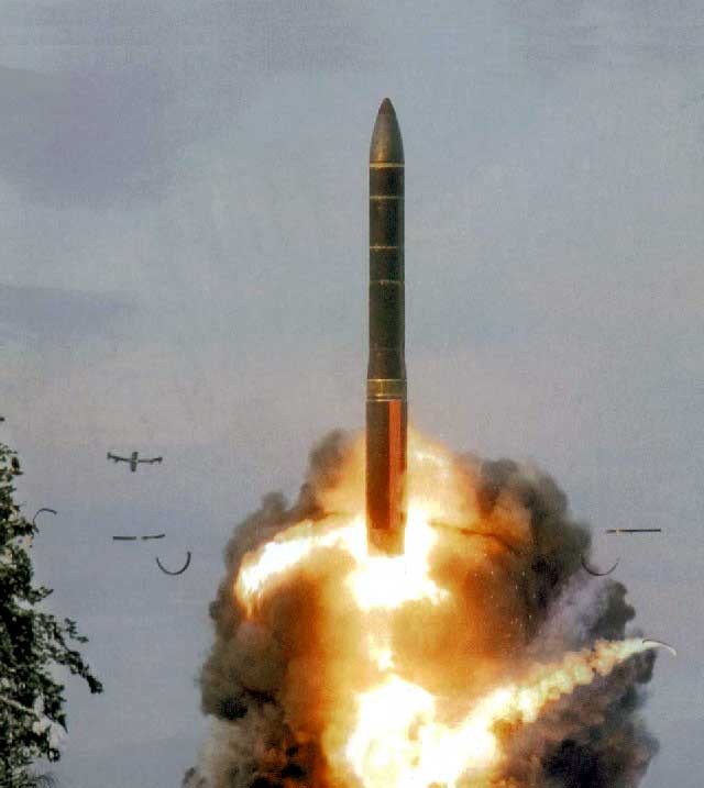 Создать мем: ракета р 7, ракета тополь, баллистические ракеты россии