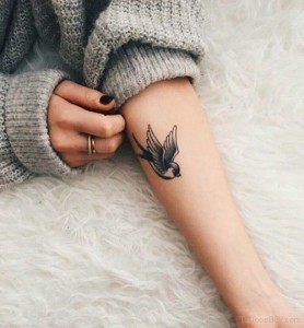 Создать мем: тату для девушек 2018, микротату, татуировки птицы на руке