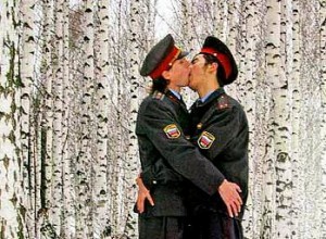 Создать мем: два мента целуются, фотография мент целует, целующиеся милиционеры