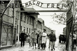 Создать мем: освобождение узников освенцима 1945, узники освенцима, концлагерь освенцим польша