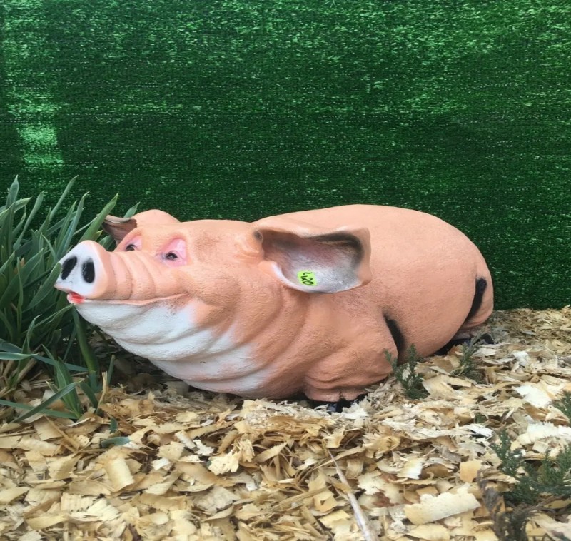 Создать мем: садовая фигура свинья, фигура садовая свинка, свинка