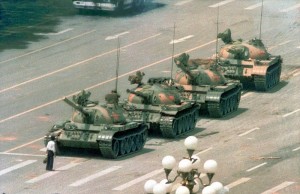 Создать мем: тяньаньмэнь 1989 человек против танка, неизвестный бунтарь, танки на площади тяньаньмэнь