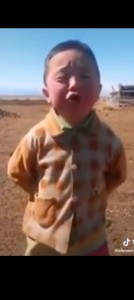 Создать мем: мальчик, казахский мальчик поет, монгольский мальчик