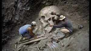 Создать мем: скелеты гигантов археологические раскопки, люди великаны, люди гиганты