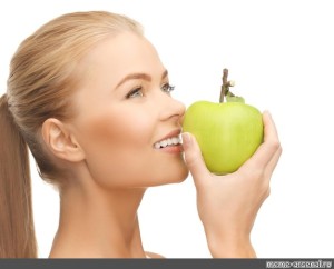 Создать мем: bad smell apple, нюхает яблоко, зеленое яблоко