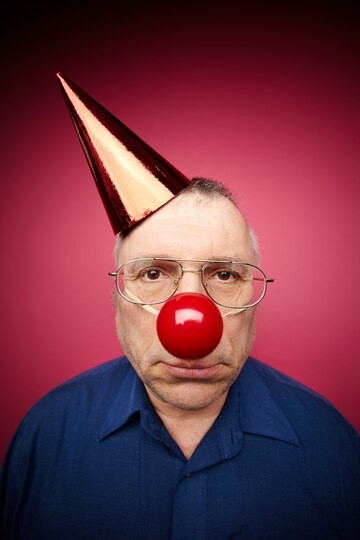 Создать мем: пенсионеры клоуны, человек с носом клоуна, международный день чудаков-одиночек 14 февраля