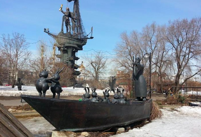 Create meme: monument to Mazai and the hares in Moscow, Gorky Park Moscow monument to Peter 1, park Muzeon monument to Peter 1 in Moscow