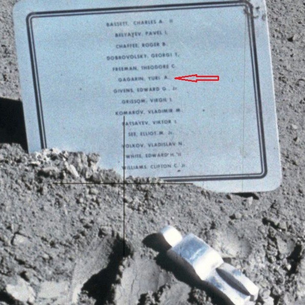 Создать мем: на поверхности луны, павший астронавт, памятник погибшим астронавтам на луне