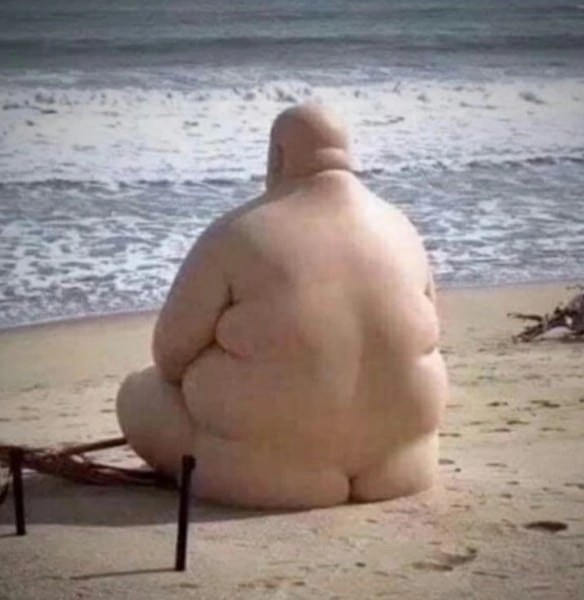 Создать мем: толстый мужчина, лысый толстый на пляже, толстые люди на пляже